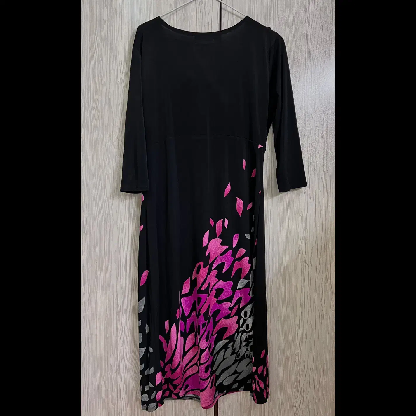 چند عدد لباس مجلسی در حد نو|لباس|رشت, معلم|دیوار