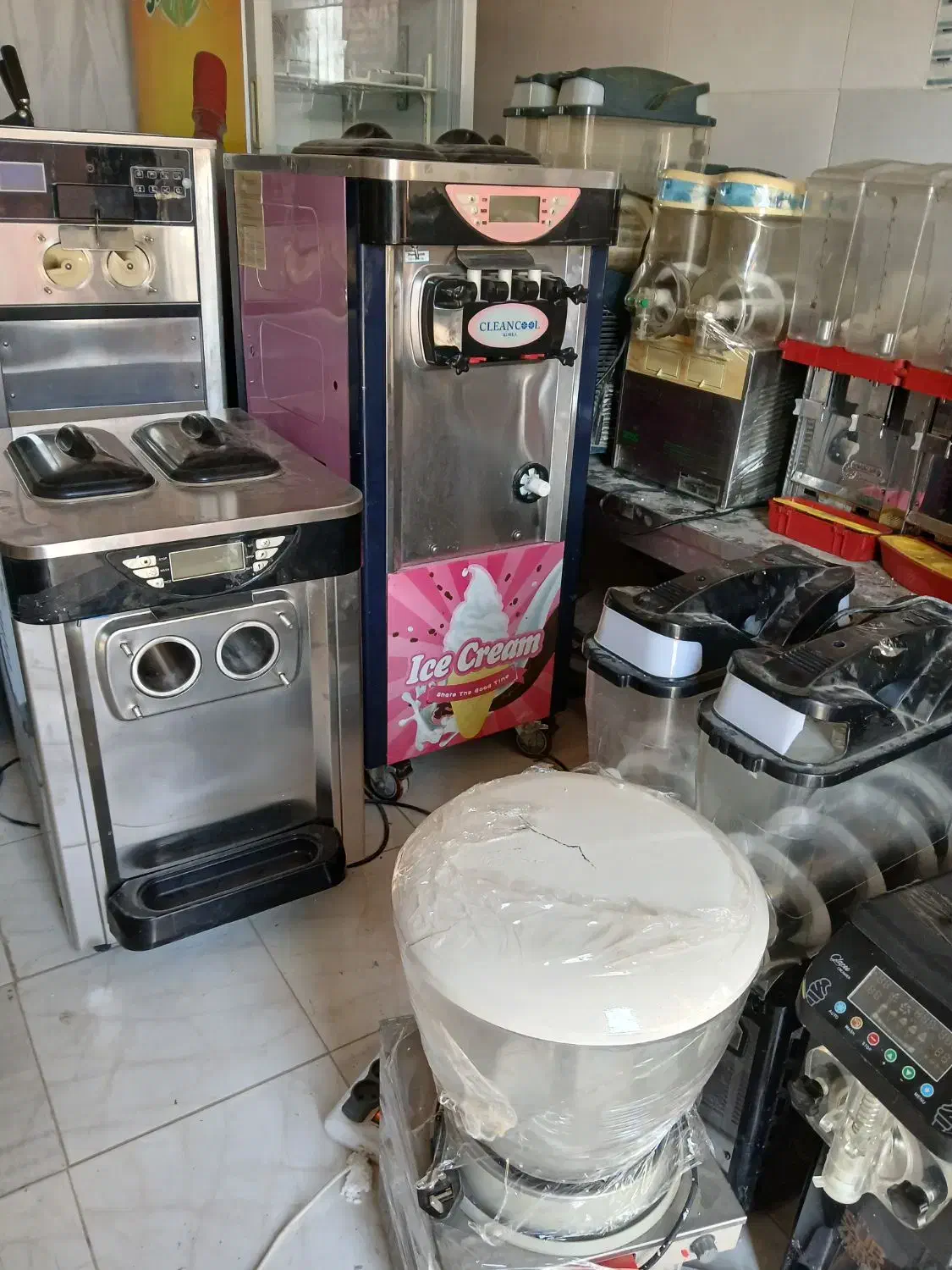 لوازم کافه بستنی یخچال و دستگاه شربت ساز|کافیشاپ و رستوران|شیراز, پادگان ولیعصر|دیوار