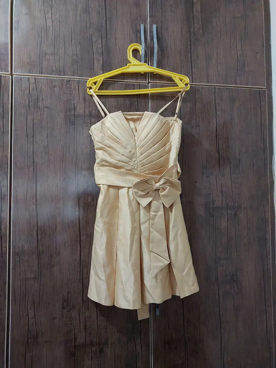 لباس مجلسی در حد نوع|لباس|آستانه اشرفیه, |دیوار