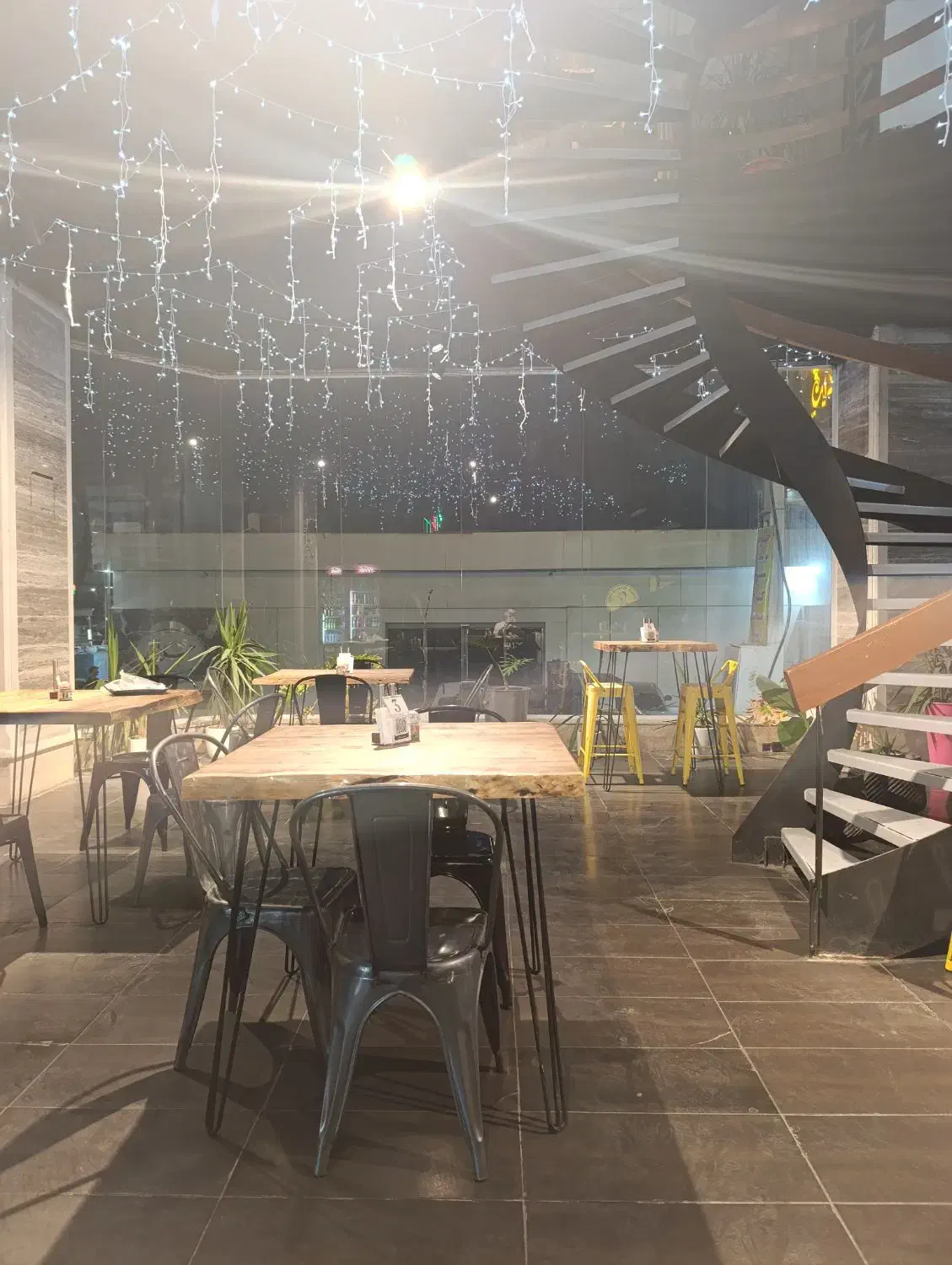 کمک باریستا|استخدام خدمات فروشگاه و رستوران|بندرعباس, |دیوار