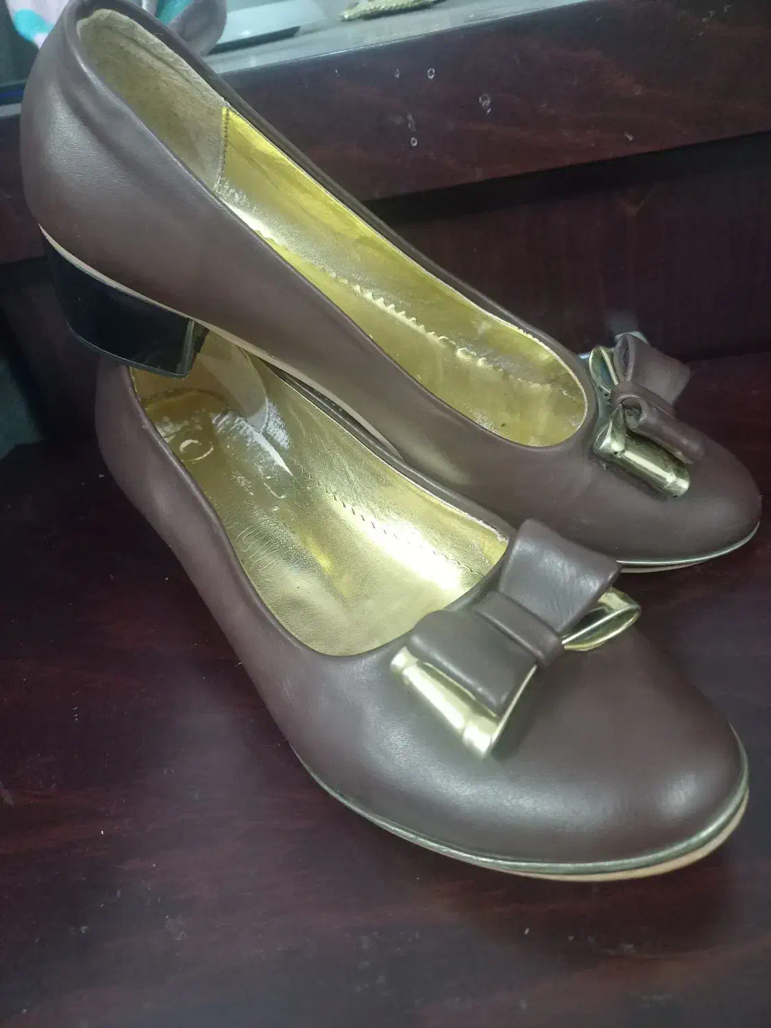 کتونی|کیف، کفش، کمربند|نیشابور, گنبد سبز|دیوار