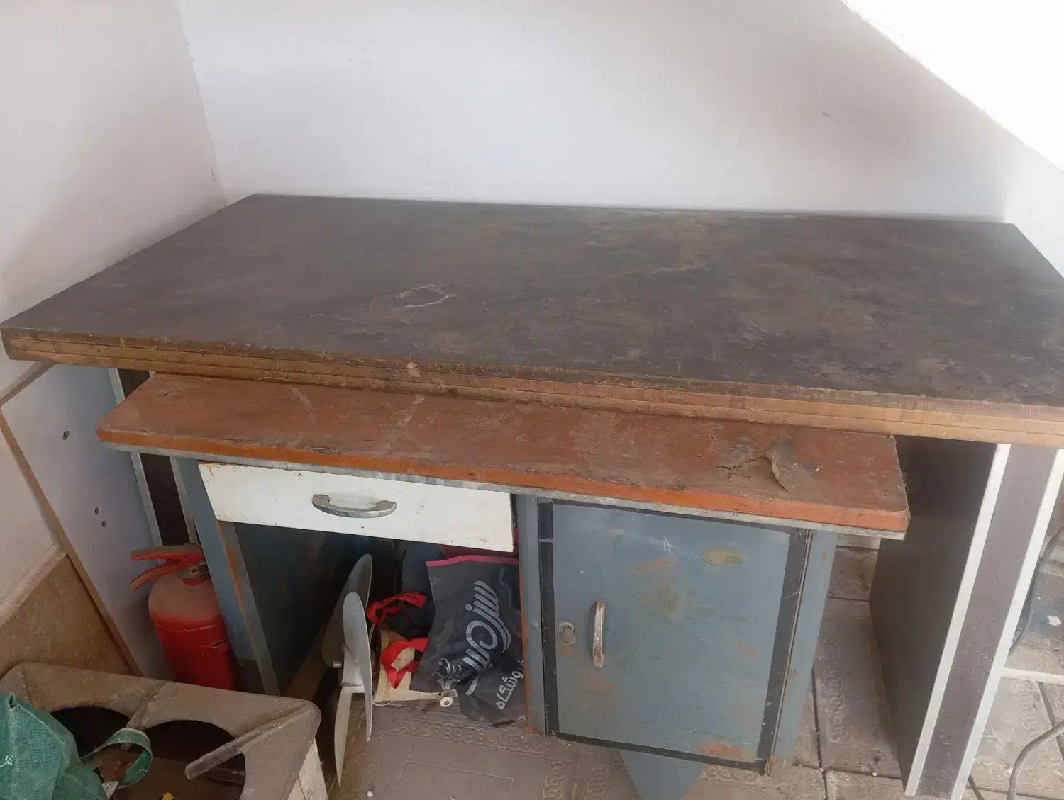 دوعدد میز یکی چوبی یکی اهنی|میز تحریر و کامپیوتر|سبزوار, همت|دیوار