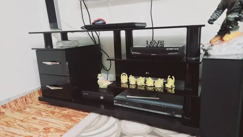 میز تی وی|میز تلویزیون|تهران, آبشار تهران (دریاچه)|دیوار