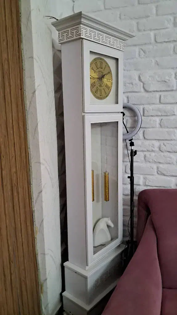 ساعت ایستاده سفید کاملا سالم شیک در حد نو|ساعت دیواری و تزئینی|کرج, خرمدشت|دیوار