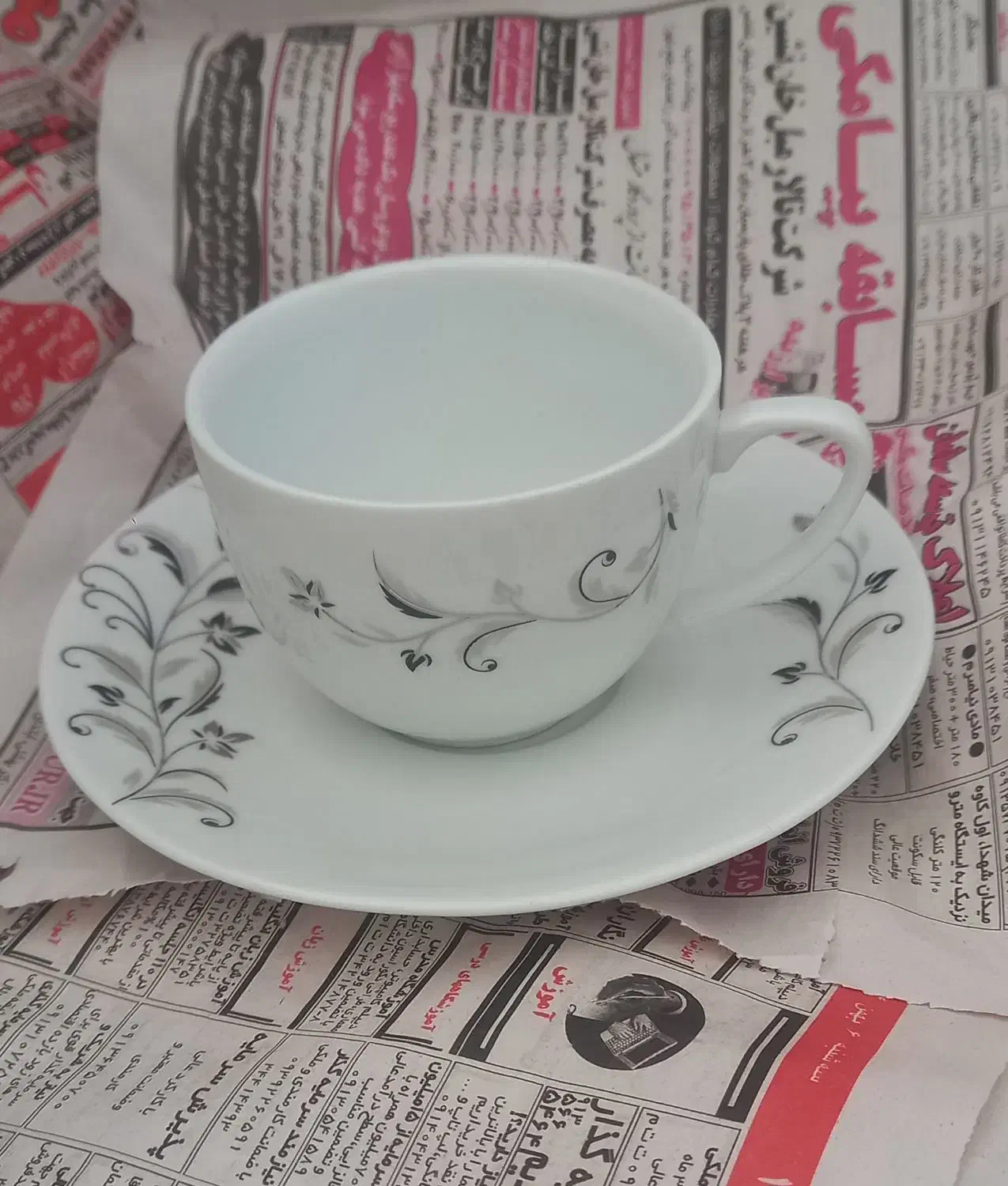 سرویس چینی ۱۲نفره نو و  شیرینی خوری دوطبقه|ظروف سرو و پذیرایی|شاهین‌شهر, مورچه خورت|دیوار