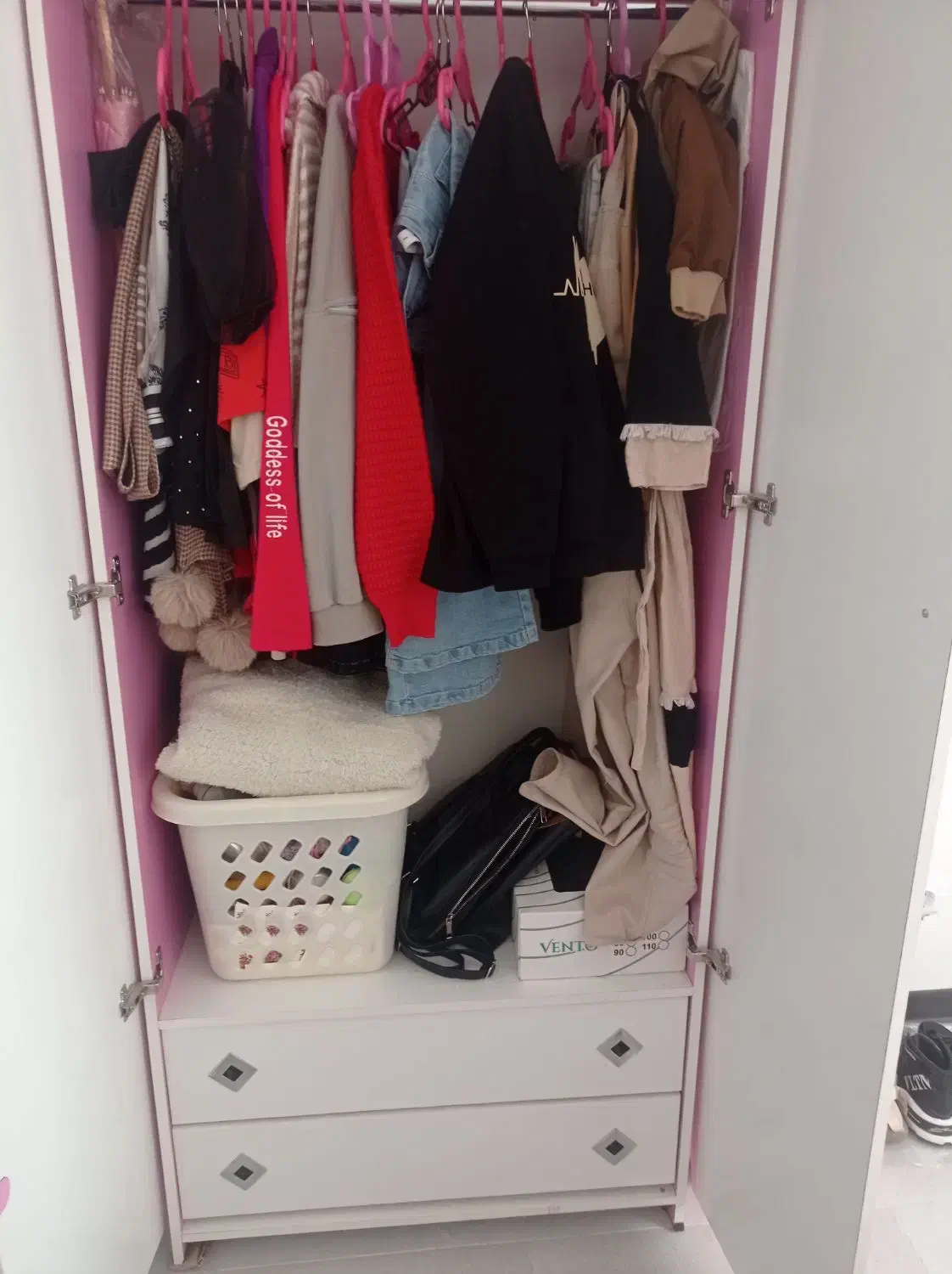 تخت وکمد|تخت و صندلی بچه|مهاجران, |دیوار