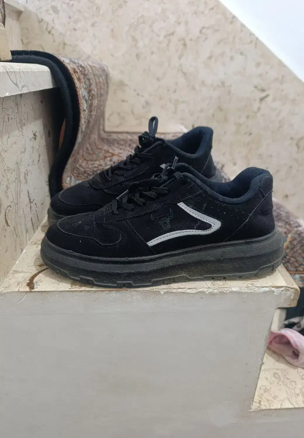 کفش اسپورت|کیف، کفش، کمربند|خوی, |دیوار