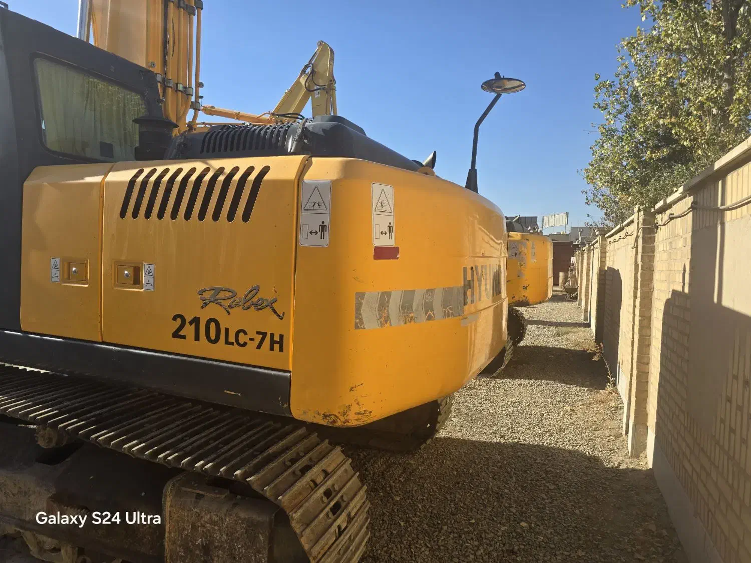 بیل مکانیکی|خودرو سنگین|ری, شهادت|دیوار