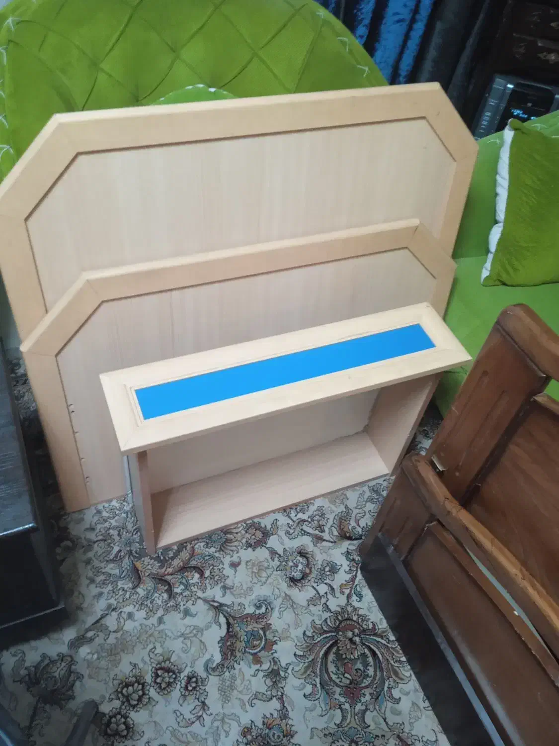 چند عدد تخت|تخت و سرویس خواب|پرند, فاز ۶|دیوار