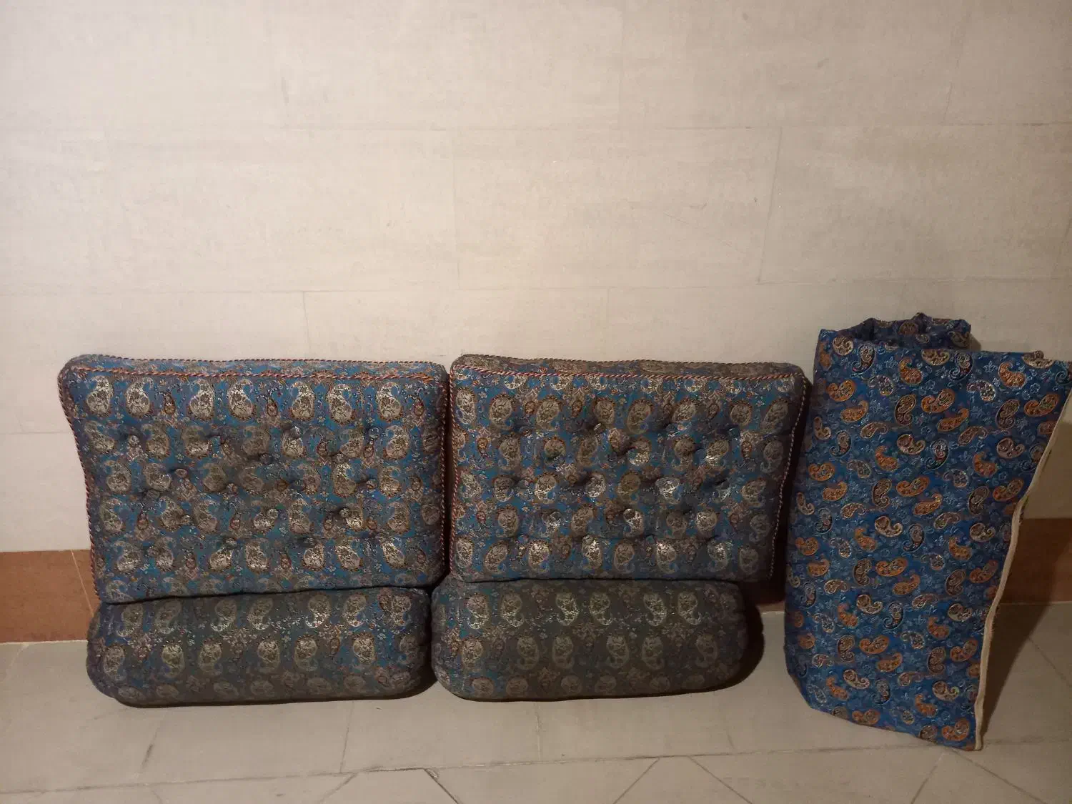 شاه نشین سنتی|پشتی|قم, سراجه (۱۵ خرداد)|دیوار