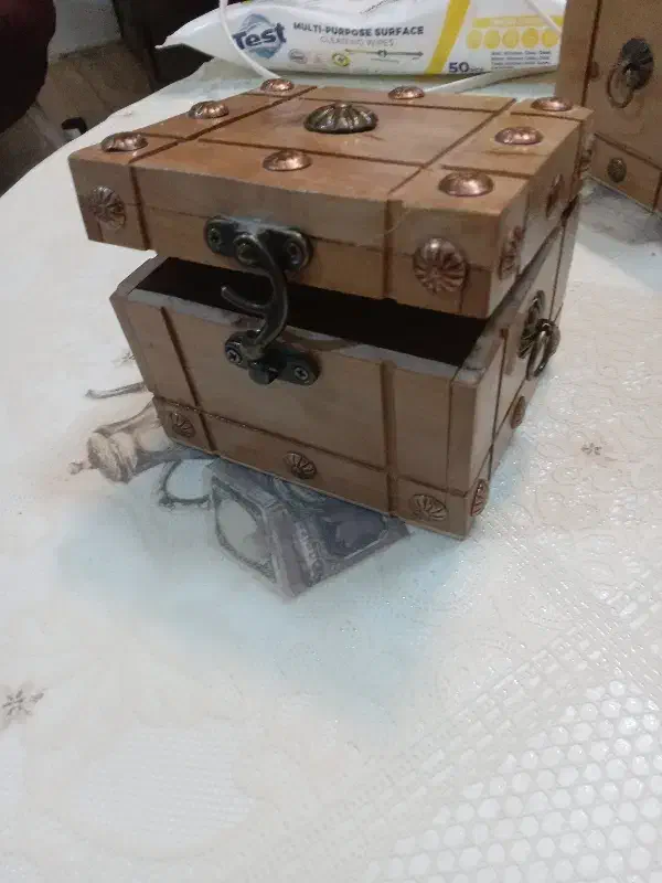 فروش یک عدد صندوقچه چوبی دست ساز دکوری|صنایع دستی و سایر لوازم تزئینی|طرقبه, |دیوار