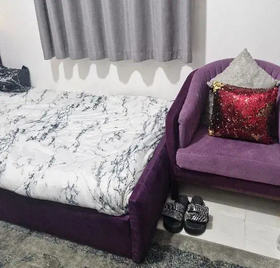 تخت یک ونیم نفره همراه یک مبل محکم با پارچه مخمل|تخت و سرویس خواب|رباط‌کریم, رباط‌کریم|دیوار