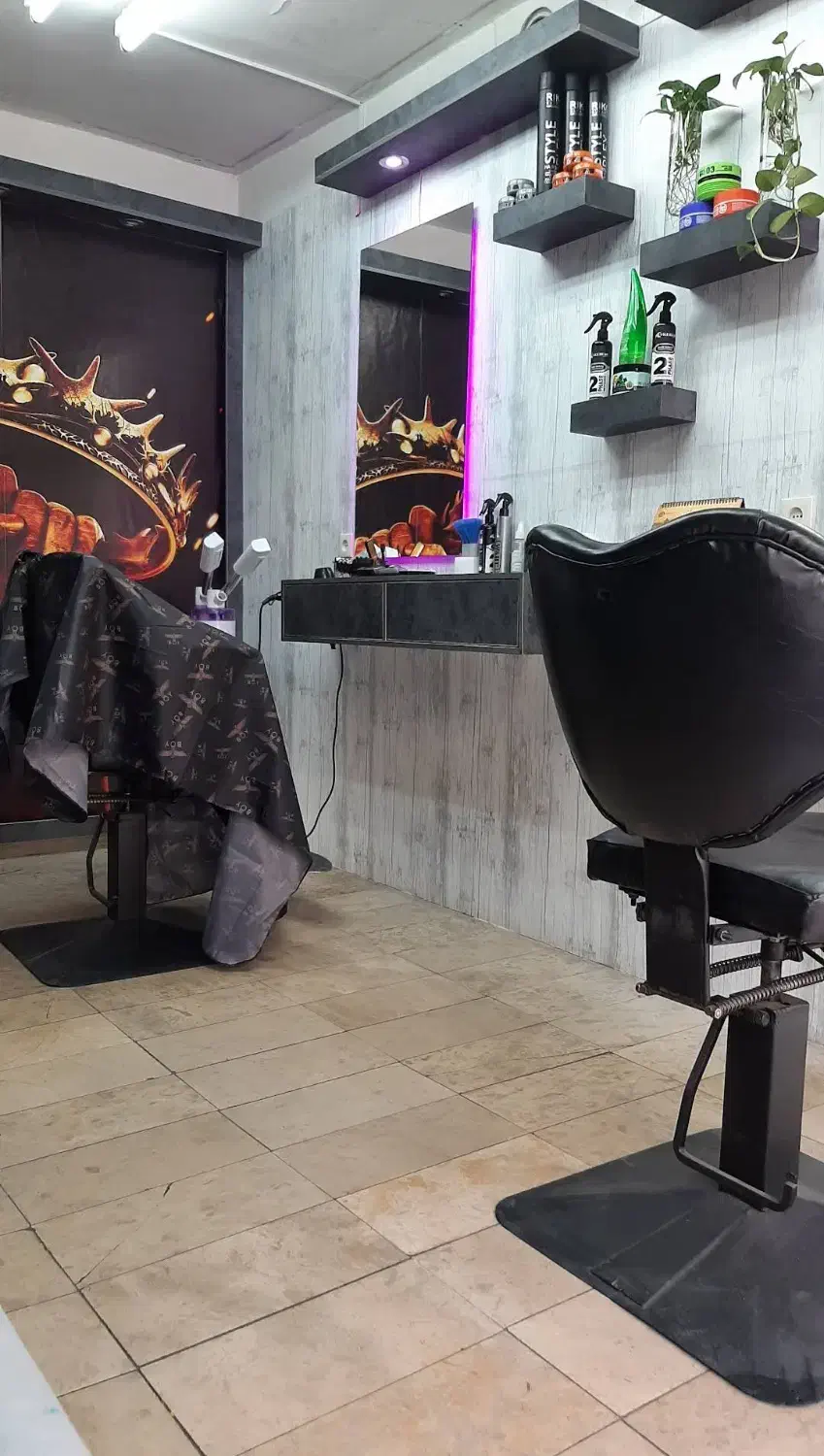 دکور کامل آرایشگاه و صندلی پدالی|آرایشگاه و سالنهای زیبایی|تهران, لویزان|دیوار