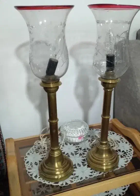 یک جفت چراغ لعل پایهٔ برنجی ،لبهقرمز اصل|کلکسیون اشیاء عتیقه|سنندج, |دیوار