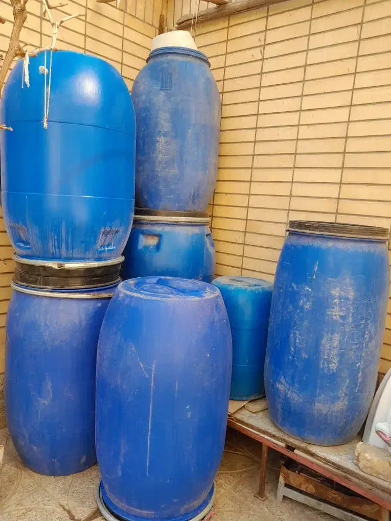 تعداد محدود دبه بزرگ|ظروف نگهدارنده، پلاستیکی، یک‌بارمصرف|لنجان, |دیوار