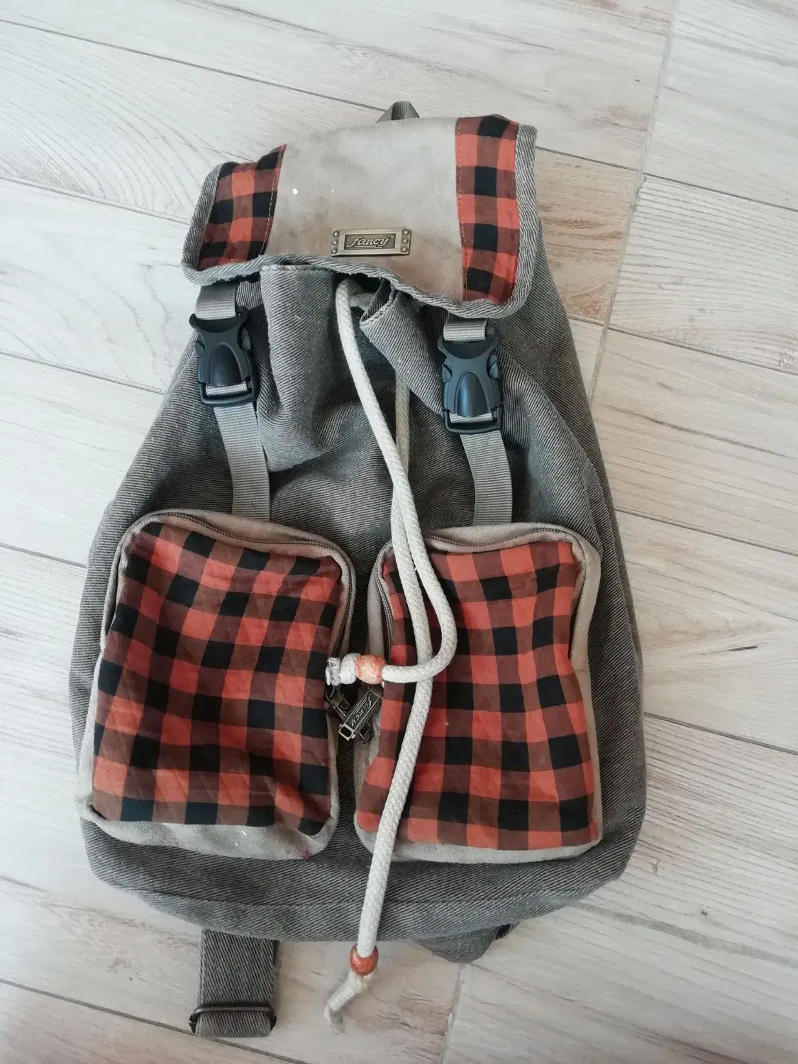 تعدادی کیف|کیف، کفش، کمربند|اصفهان, دستگرده|دیوار