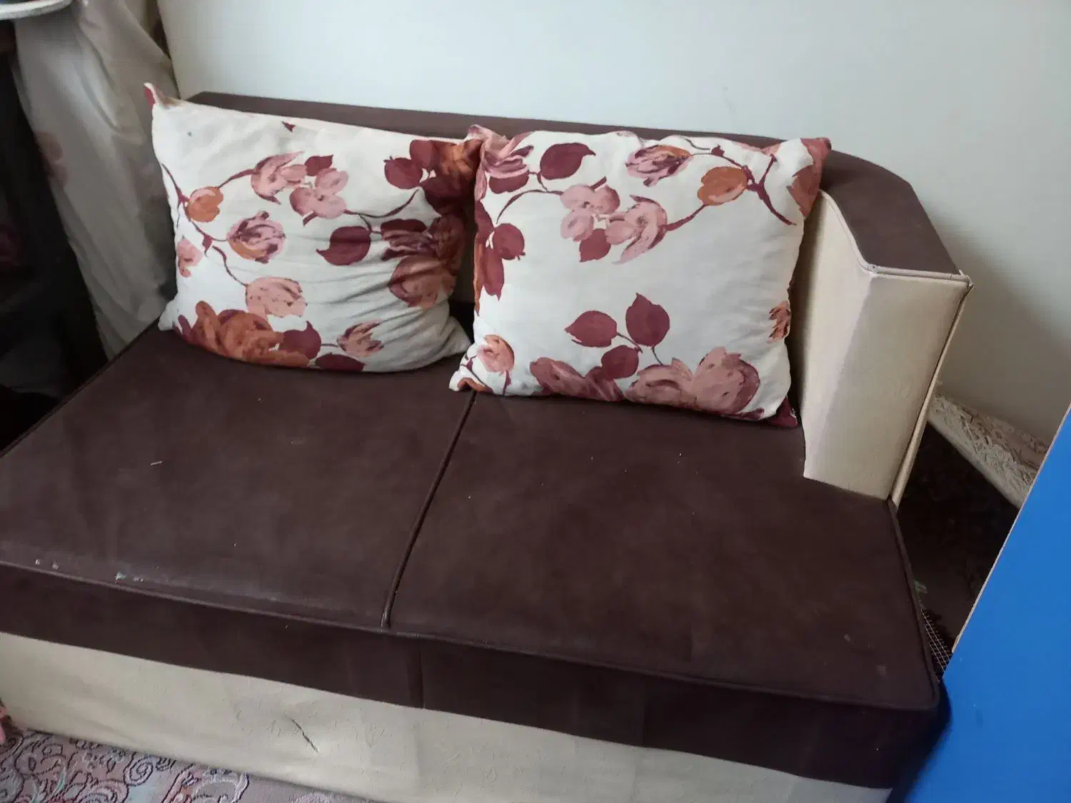 یک مبل دونفره|مبلمان خانگی و میز عسلی|کرج, ساسانی (قلمستان)|دیوار