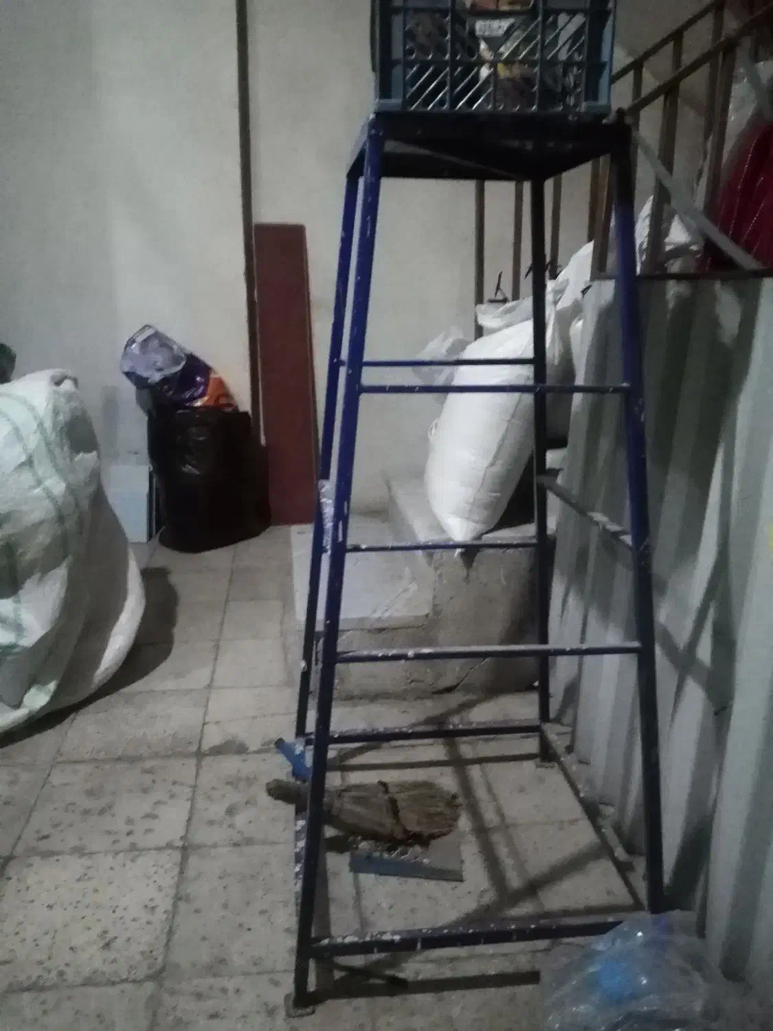 2عدد چهار پایه یکی بلند یکی کوتاه سالم بهگ|صندلی و نیمکت|تهران, خلیج فارس|دیوار