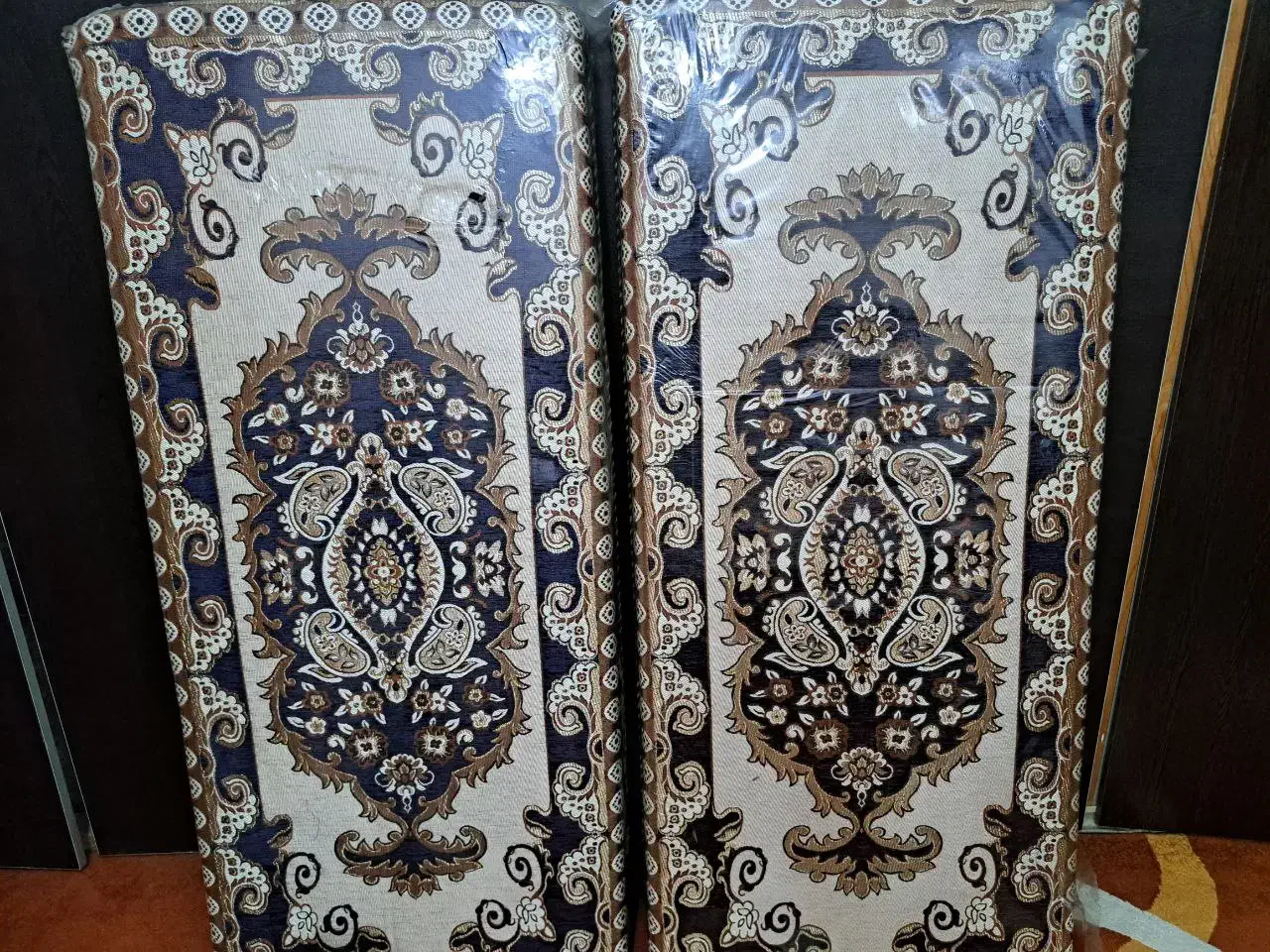 پشتی نوی نو|پشتی|مشهد, عبادی|دیوار