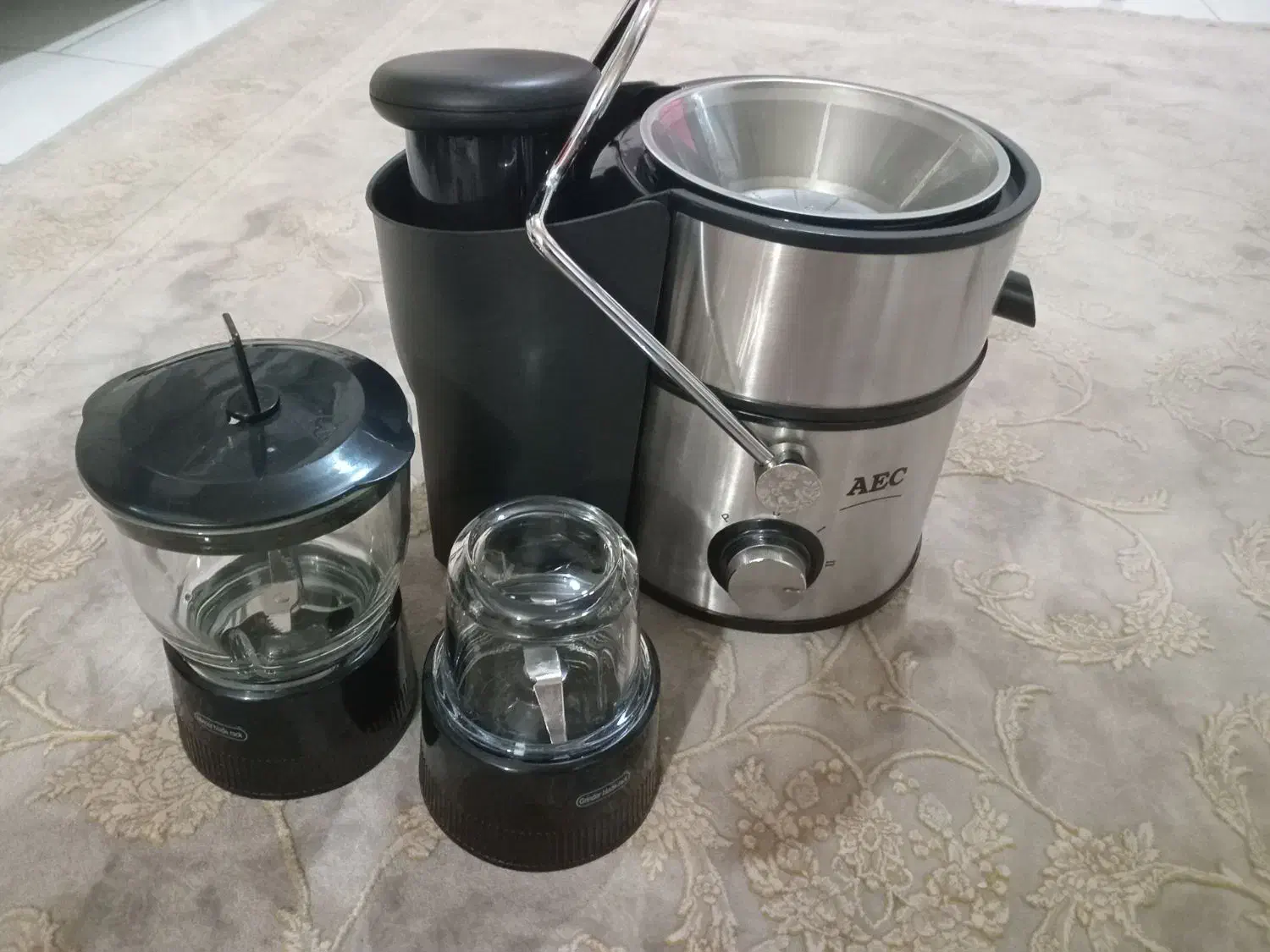 آب میوه گیری ای گه در حد نو فقط چند بار کارکرده|آبمیوه‌گیر و آب‌مرکبات‌گیر|کرج, انبار مپنا|دیوار
