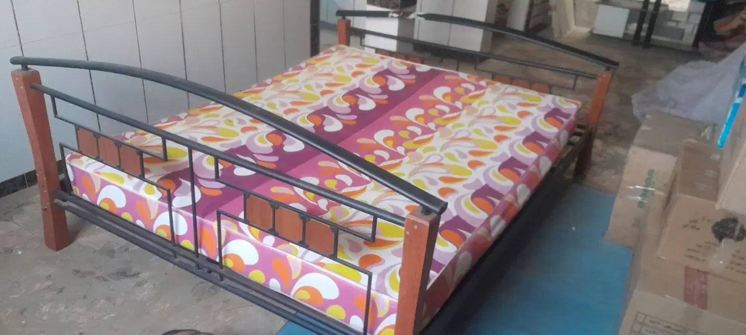 تخت خواب دو نفره فلز و چوب همراه تشک زیر تشکی فلزی|تخت و سرویس خواب|نهاوند, |دیوار