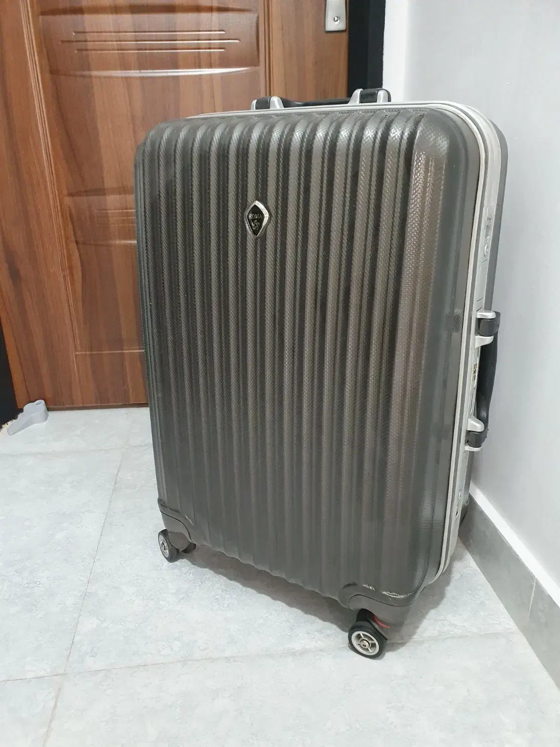 چمدون صندوقی ۱۸۰۰۰۰۰|کیف، کفش، کمربند|آستارا, |دیوار