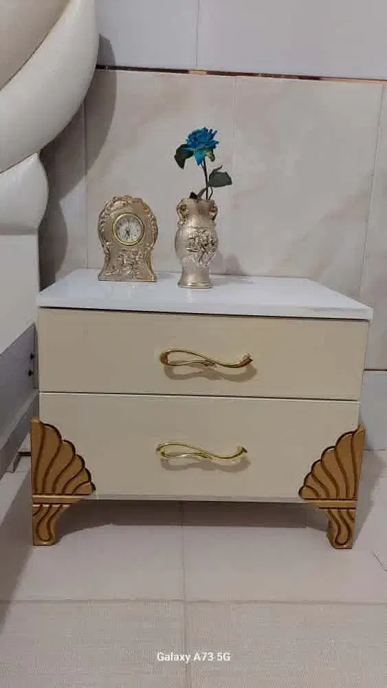 تخت دونفره همراه تشک و دوتا پاتختی|تخت و سرویس خواب|چادگان, |دیوار