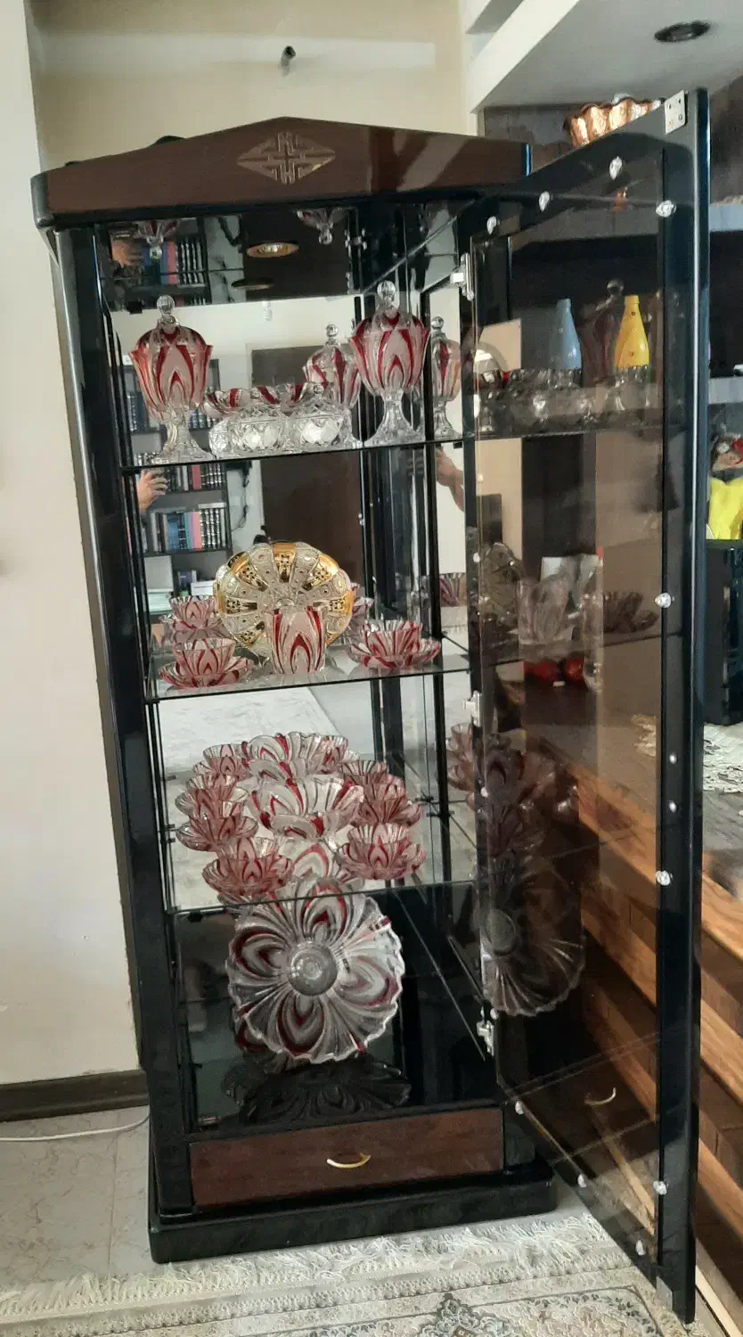 ویترین بسیار شیک وکاملا نو|بوفه، ویترین، کنسول|اصفهان, کوی نرگس|دیوار