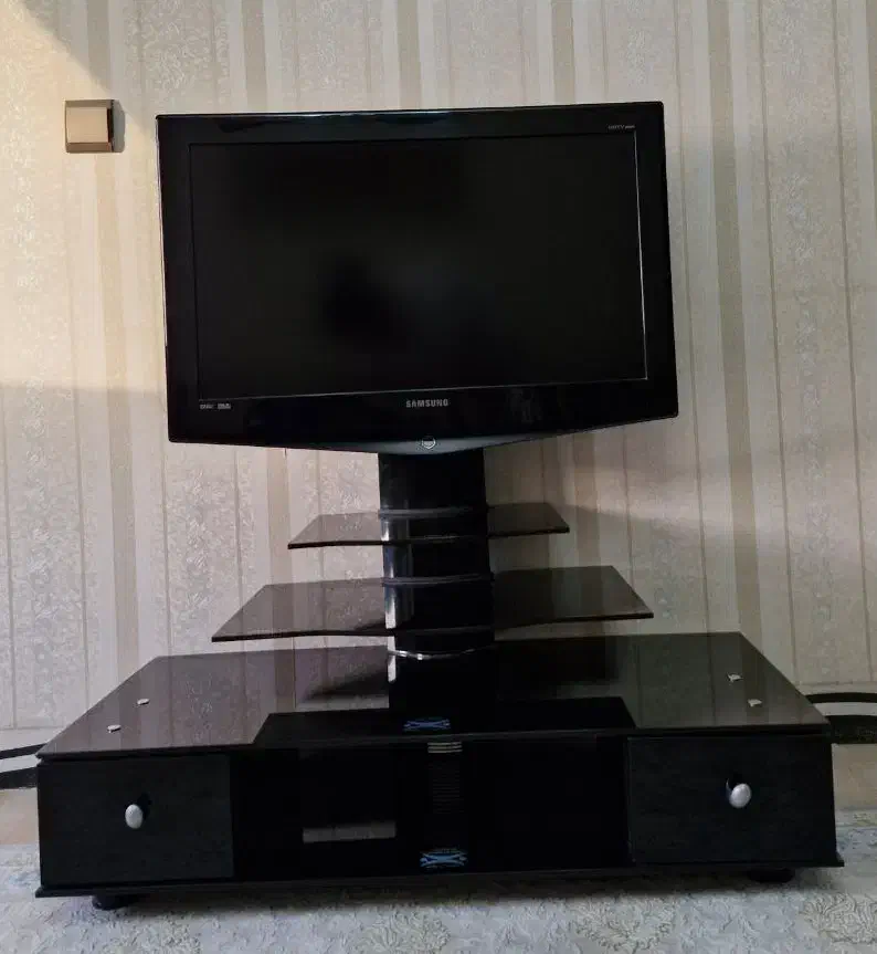 تلویزیون ال سی دی ۳۲اینچ به همراه میز|تلویزیون و پروژکتور|الوند, |دیوار