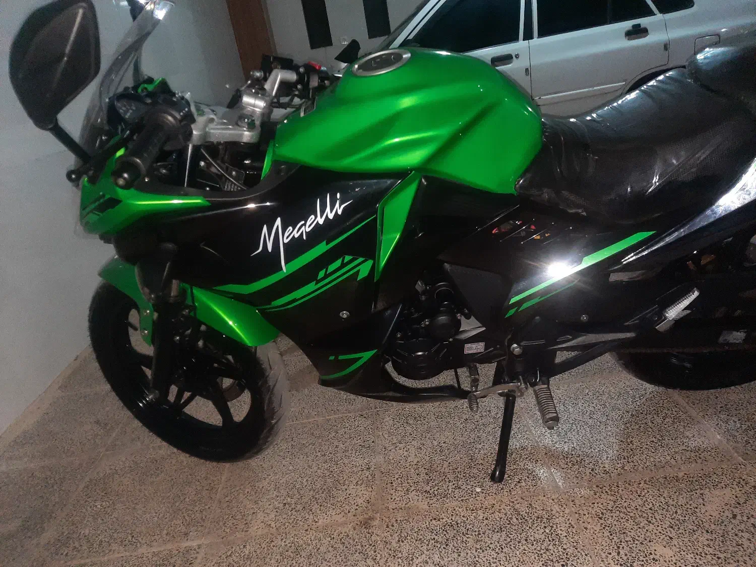 مگلی در حد|موتورسیکلت|اشتهارد, |دیوار