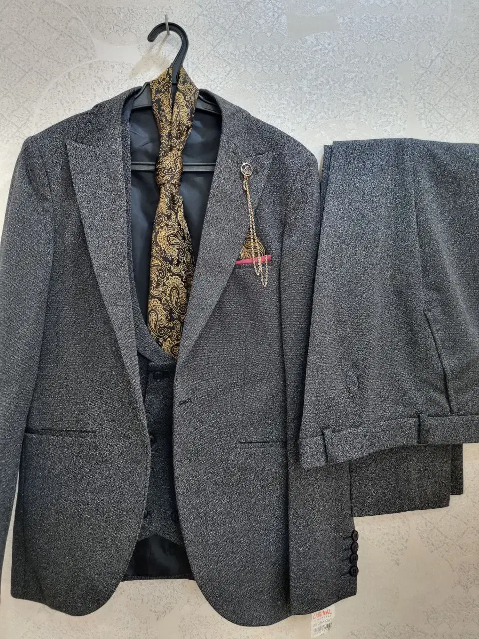 کت و شلوار و جلیقه کاملن نو همراه کروات سایز ۴۶|لباس|قرچک, شهرک طلائیه|دیوار