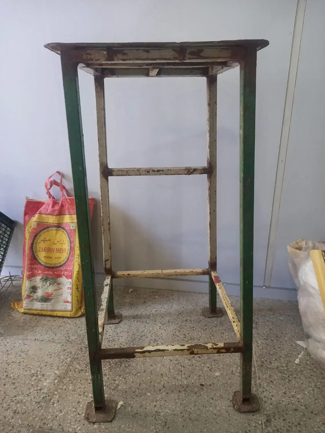 ۴پایه آهنی|صندلی و نیمکت|بروجرد, |دیوار