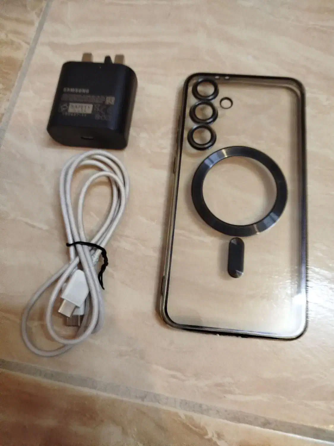 سلام..شارژر سامسونگ و قاب s24 سالم و تمیز|لوازم جانبی موبایل و تبلت|اصفهان, شاه پسند|دیوار