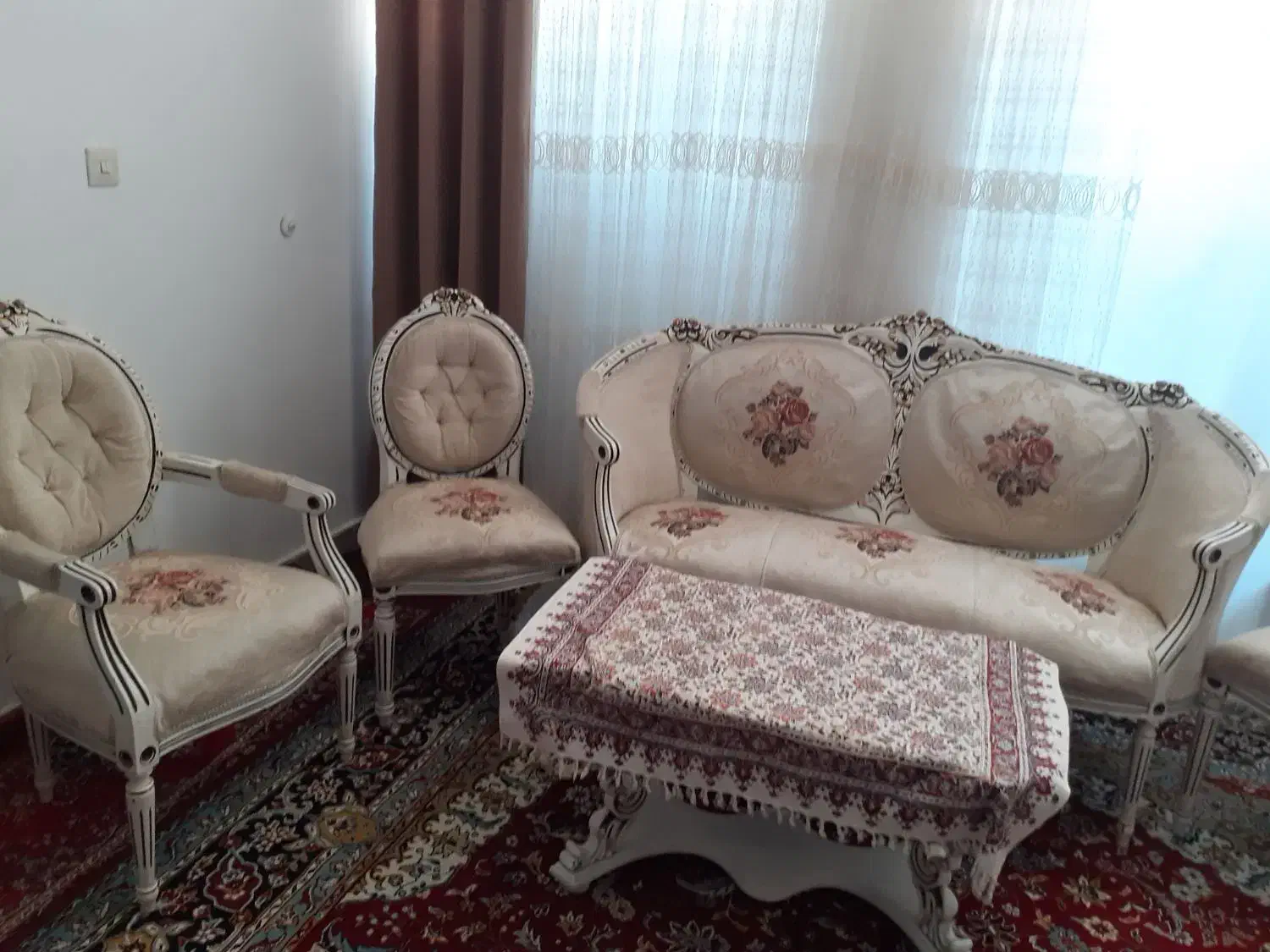 مبل سلطنتی ۹ نفره همراه سه تا میز عسلی|مبلمان خانگی و میز عسلی|تربت جام, شهید غلام زاده|دیوار