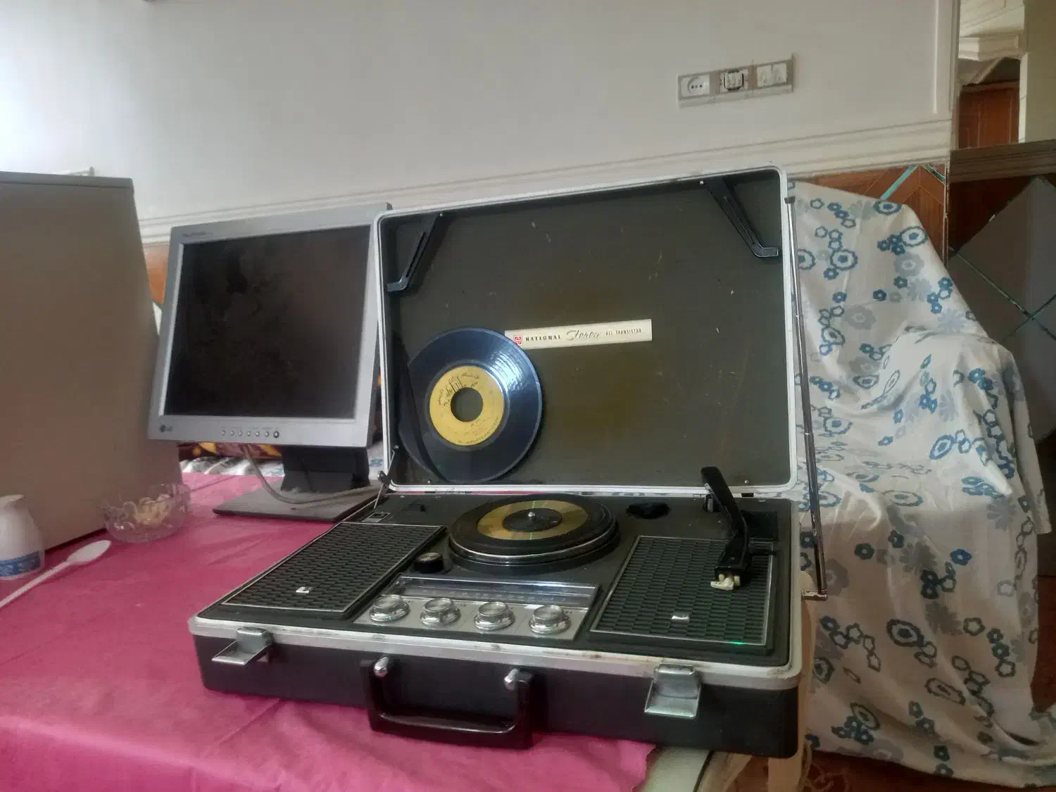 گرامافون + رادیو  گردشی کلکسیونی بسیار قدیمی|کلکسیون اشیاء عتیقه|گلپایگان, |دیوار