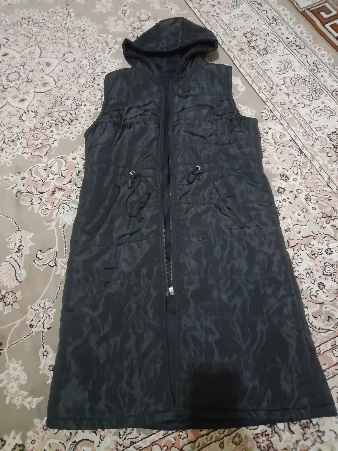 پافر مشکی|لباس|قم, باغ شریفی|دیوار