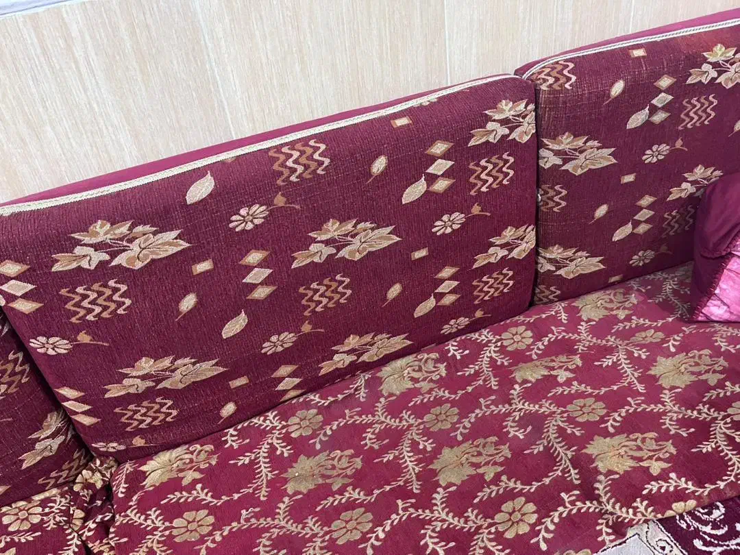 دو عدد فرش و میز تلویزونی و بالشت|فرش|چغادک, |دیوار