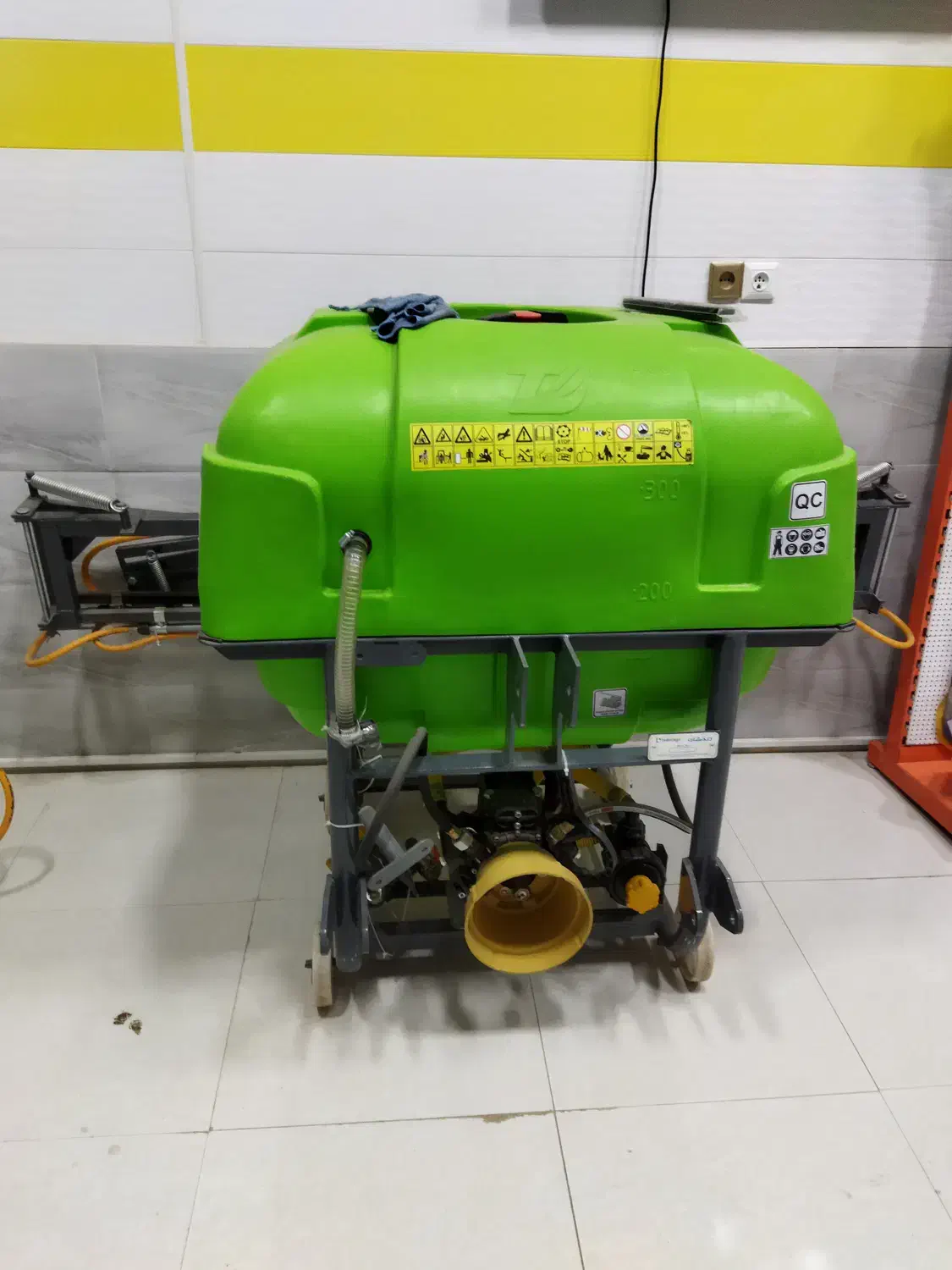 فروش یکدستگاه سمپاش بومدار 400 لیتری زراعئ(صفر)|ماشینآلات صنعتی|ماهان, |دیوار