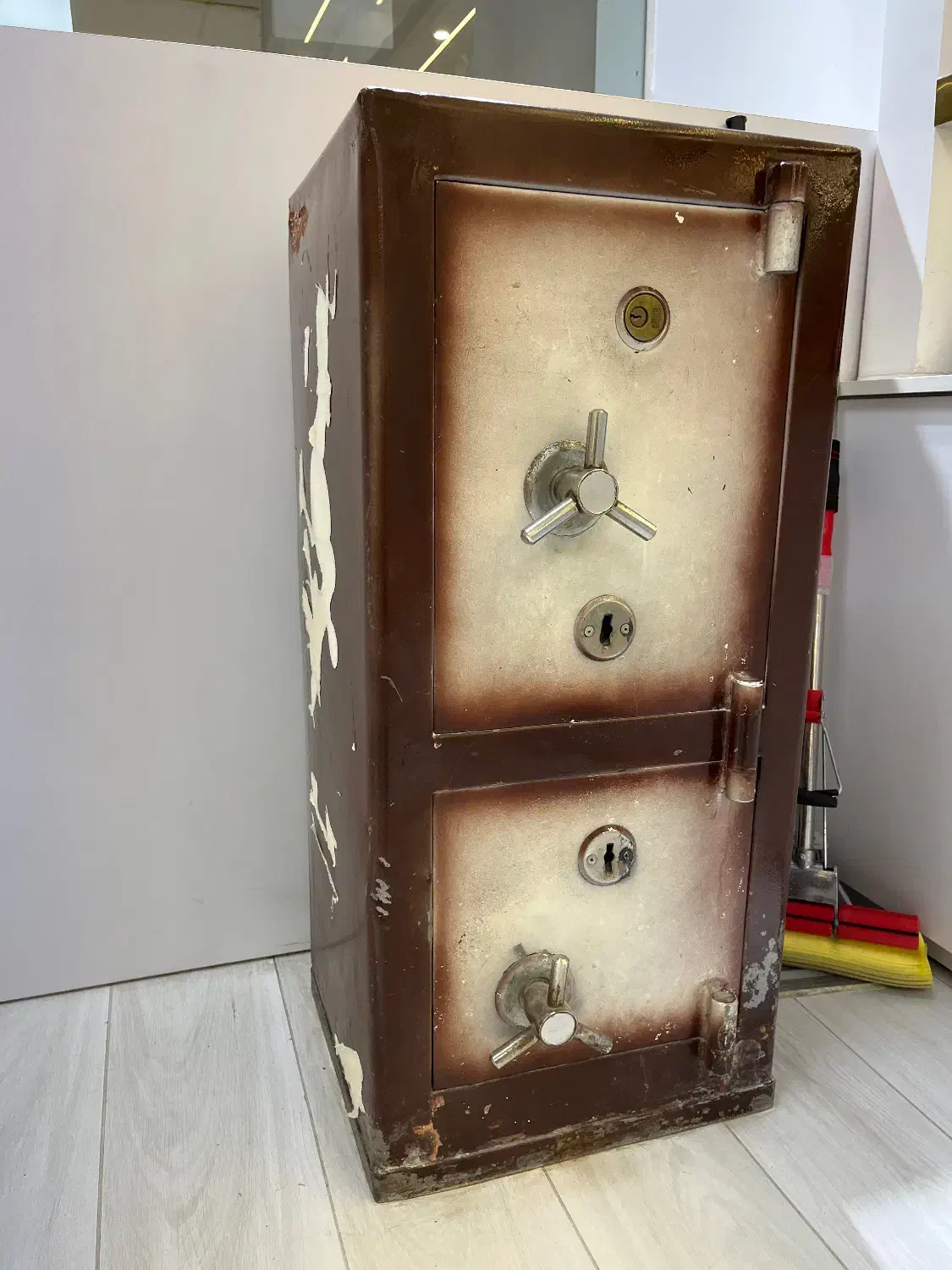 گاوصندوق|ابزارآلات|رباطکریم, رباطکریم|دیوار