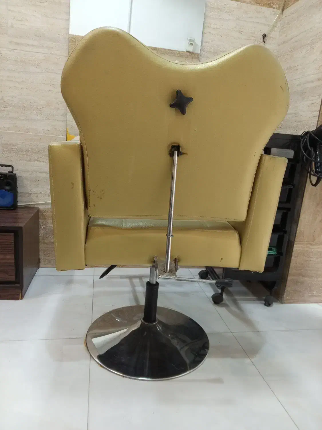 صندلی رنگ و کوتاهی کاملا سالم|آرایشگاه و سالنهای زیبایی|رشت, سیا اسطلخ|دیوار