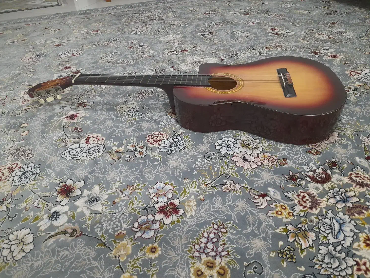 گیتارسالم|سازهای سنتی|ملایر, |دیوار