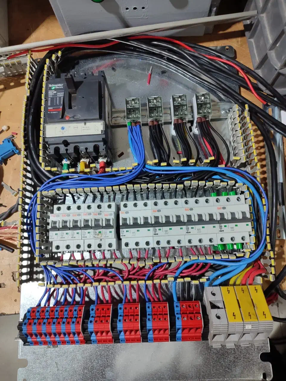 برقکار/برق صنعتی/برق ساختمان‌/تکنسین برق|خدمات پیشه و مهارت|شاهین‌شهر, پاسداران|دیوار