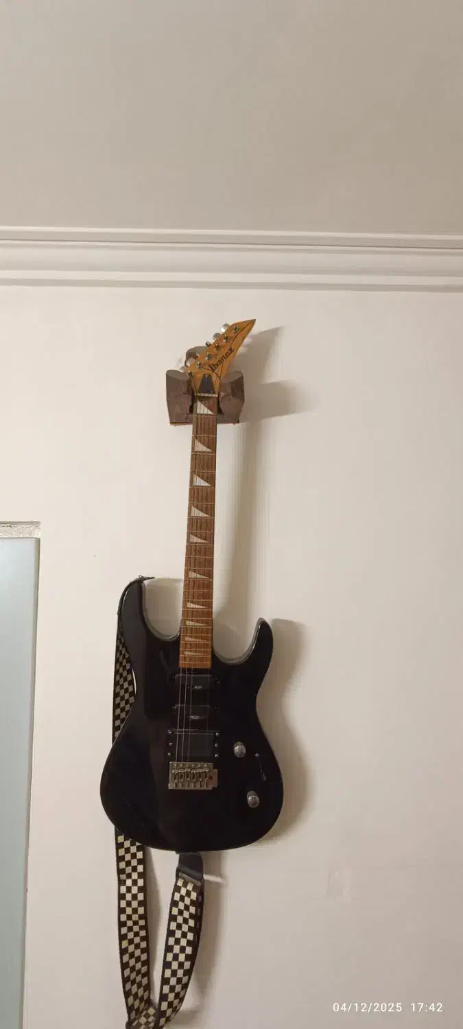 گیتار الکتریک|گیتار، بیس، امپلیفایر|بابلسر, |دیوار
