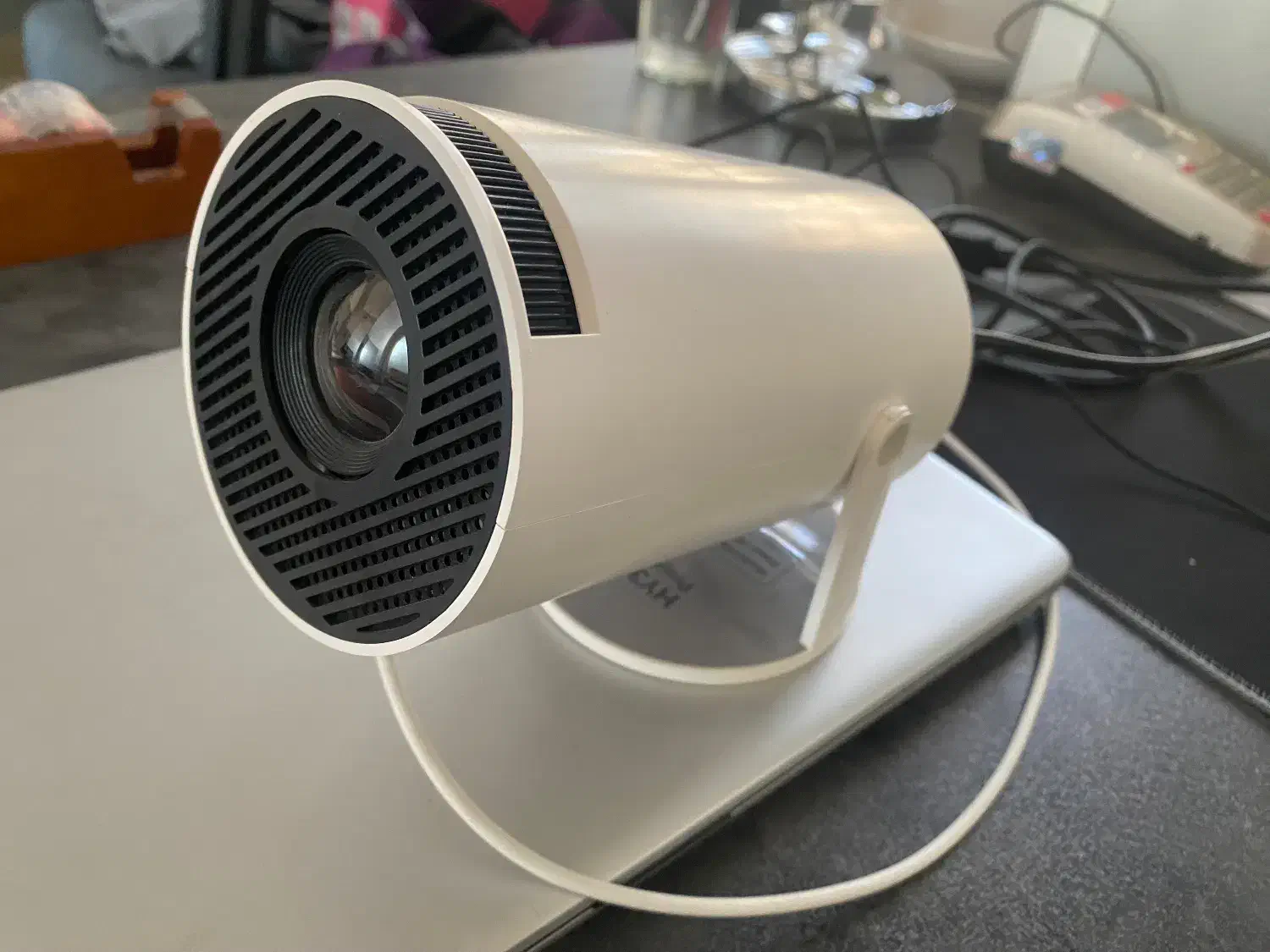 ویدئو پروژکتو حرفه ای|تلویزیون و پروژکتور|پرند, فاز ۲|دیوار