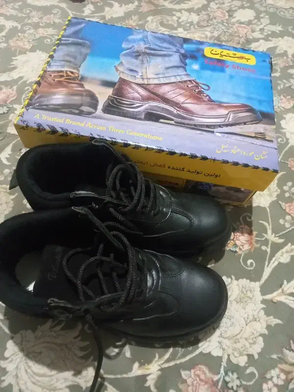 کفش کوهنوردی و کار|کیف، کفش، کمربند|قم, قلعه کامکار|دیوار