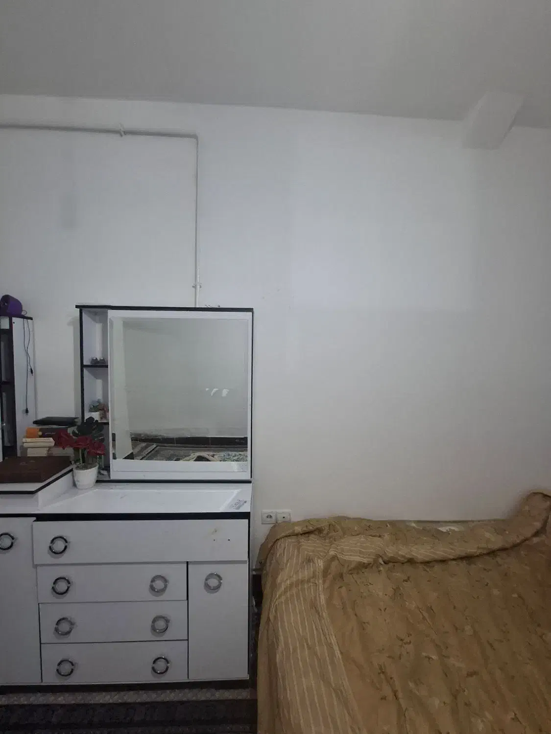 تخت خواب و تشک و میز و اینه|تخت و سرویس خواب|کوهدشت, |دیوار