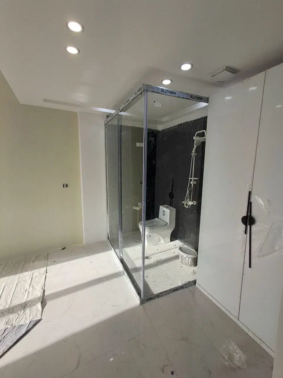 فروش و نصب انواع درب برقی(کرکره برقی)و شیشه سکوریت|خدمات پیشه و مهارت|کرمان, |دیوار