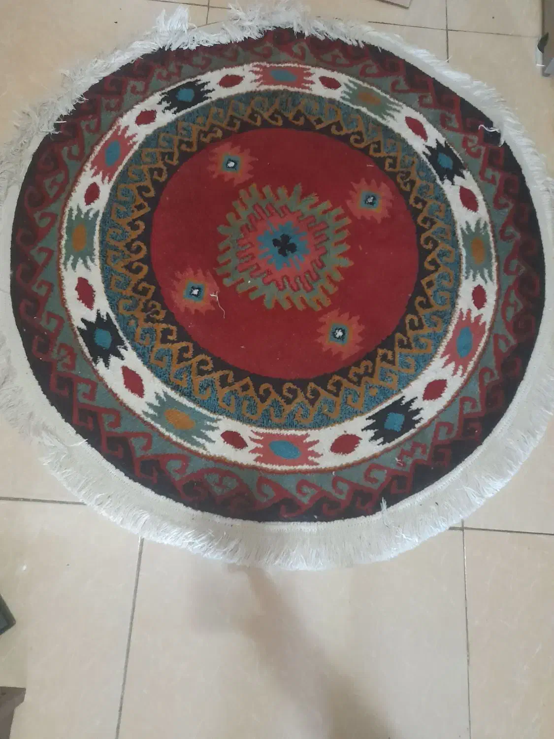 فرش گرد وچند عدد پادری نو|فرش|اصفهان, خانه اصفهان|دیوار