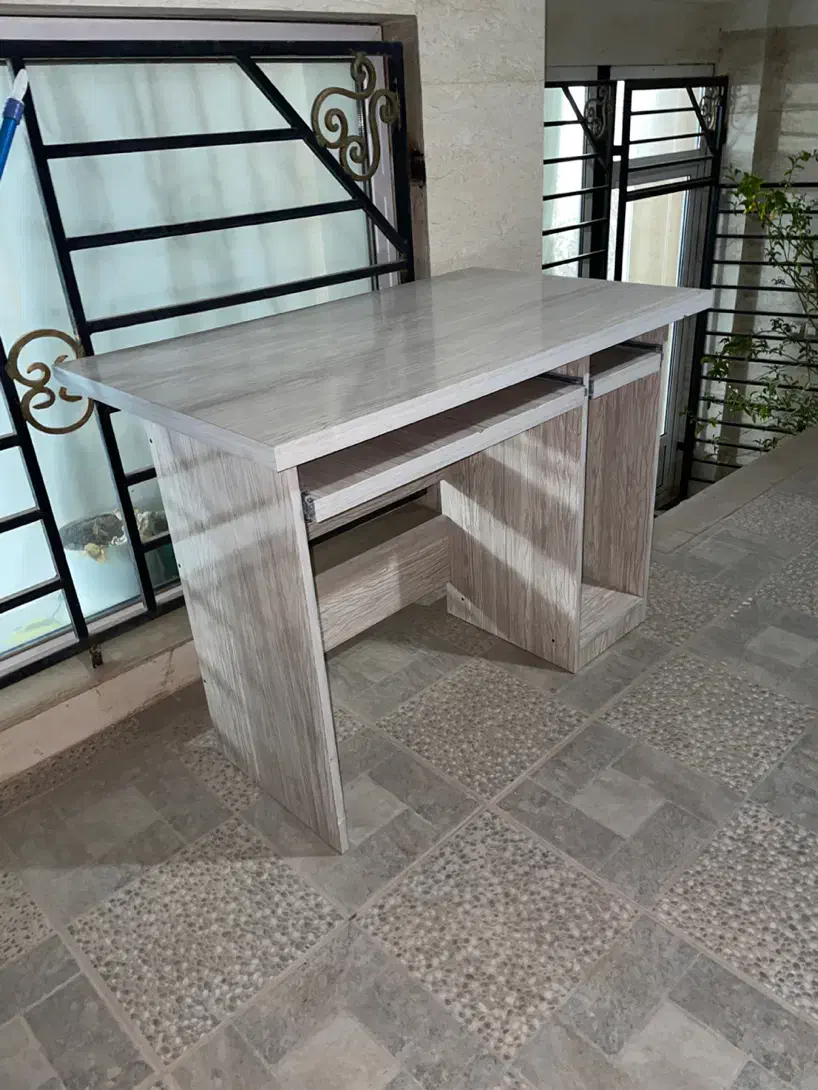 میز تحریر و کامپیوتر بسیار تمیز|میز تحریر و کامپیوتر|یزد, |دیوار