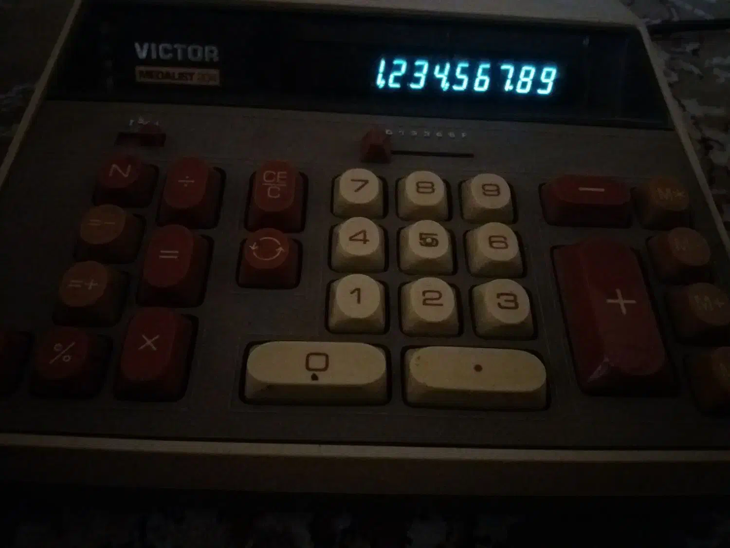 ماشین حساب قدیمی|کلکسیون اشیاء عتیقه|قم, نیروگاه|دیوار